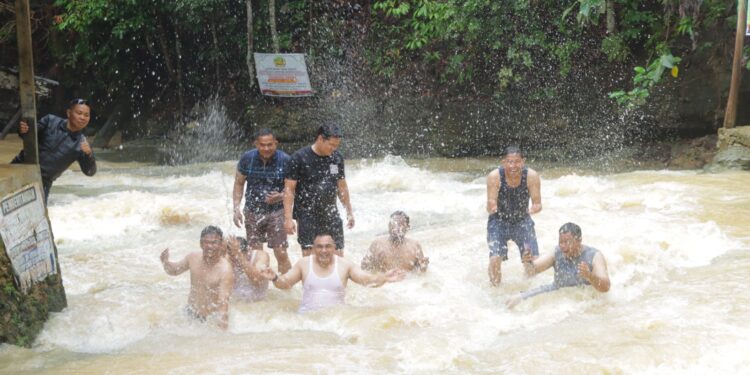 Kenalkan Objek Wisata, Kapolres Inhu Ajak PJU dan Personel ke Lokasi Air Terjun Tembulun Kinutan