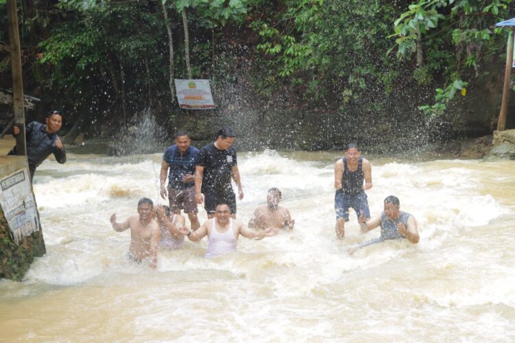 Kenalkan Objek Wisata, Kapolres Inhu Ajak PJU dan Personel ke Lokasi Air Terjun Tembulun Kinutan