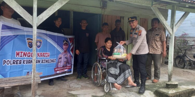 Polres Kuansing Gelar Minggu Kasih Pemberian Bansos di Desa Jake