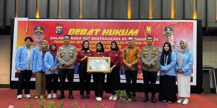 Universitas Riau Sabet Juara Lomba Debat Hukum Restorative Justice di HUT Bhayangkara ke-78