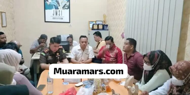 Kejari Pelalawan Temui 34 Korban Penipuan SK Honorer Oleh Oknum PNS di Disdikbud Pelalawan