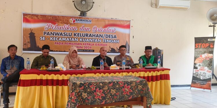 Polsek Kuantan Tengah Kompol Subagja, SH Hadiri Pelantikan dan Pengambilan Sumpah Pengawas Kelurahan/Desa (PKD) Pemilu 2024