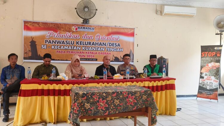 Polsek Kuantan Tengah Kompol Subagja, SH Hadiri Pelantikan dan Pengambilan Sumpah Pengawas Kelurahan/Desa (PKD) Pemilu 2024