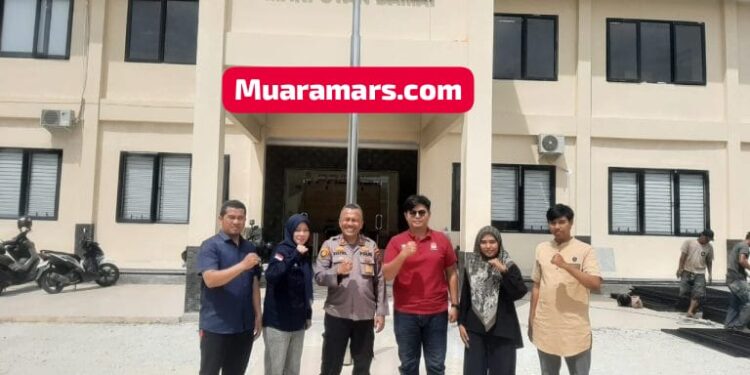 Anggota PPK Kecamatan Marpoyan Damai Silatirahmi Dengan Kapolsek Bukit Raya di Mapolsek Persiapan Marpoyan Damai   