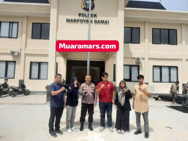 Anggota PPK Kecamatan Marpoyan Damai Silatirahmi Dengan Kapolsek Bukit Raya di Mapolsek Persiapan Marpoyan Damai