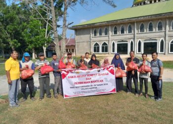 Jelang HUT Bhayangkara Ke-78 Kapolsek Siak Hulu Pimpin Giat Bakti Relegi Dan Beri Bantuan Sembako
