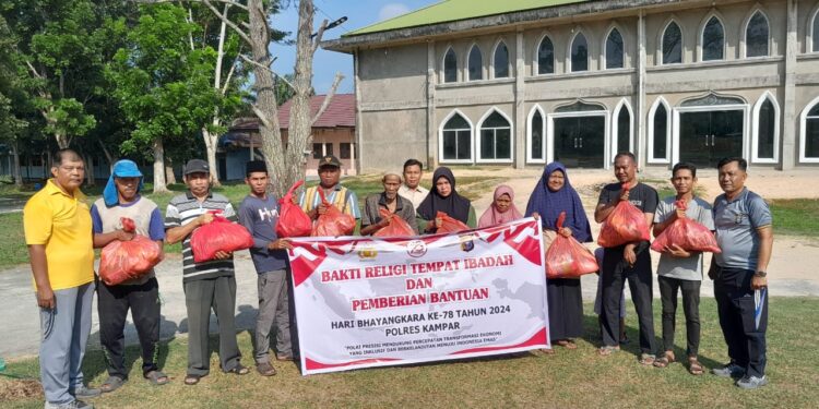 Jelang HUT Bhayangkara Ke-78 Kapolsek Siak Hulu Pimpin Giat Bakti Relegi Dan Beri Bantuan Sembako