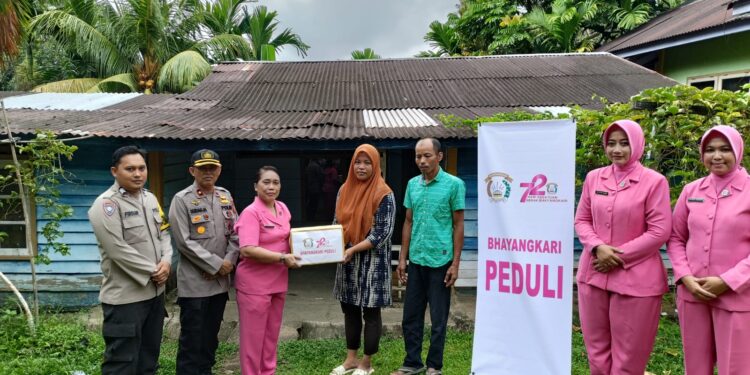 Kapolsek Kuantan Tengah dan Bhayangkari Polsek Kuantan Tengah Gelar Bansos dalam Rangka HUT Bhayangkara ke-78