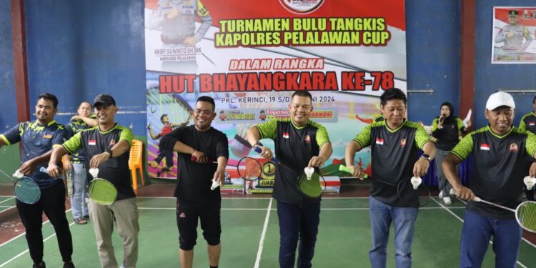 Menjelang HUT Bhayangkara Ke-78 Tahun 2024, Bupati Pelalawan Zukri Buka Peresmian Turnamen Bulu Tangkis Polres Pelalawan Cup