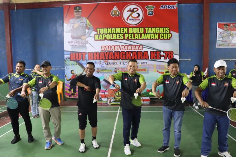 Menjelang HUT Bhayangkara Ke-78 Tahun 2024, Bupati Pelalawan Zukri Buka Peresmian Turnamen Bulu Tangkis Polres Pelalawan Cup