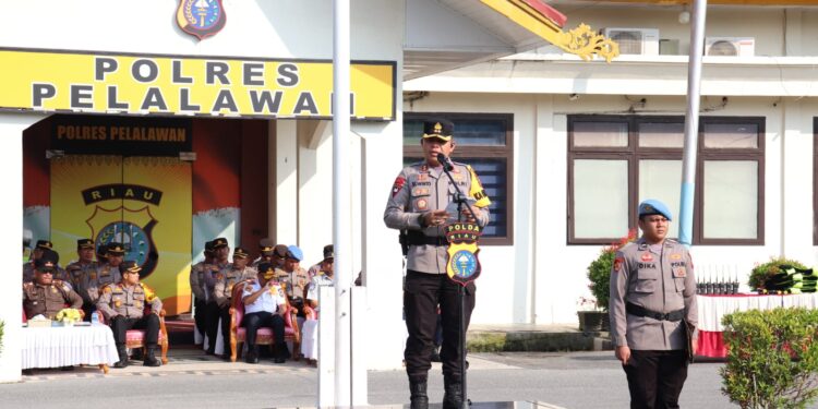 Kapolres Pelalawan Pimpin apel Gelar Pasukan Operasi Patuh Lancang Kuning 2024