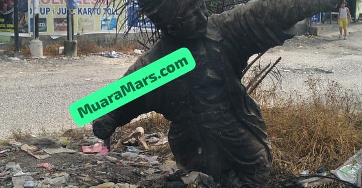 Tugu Bentuk Patung Pahlawan Jadi Ajang Pembakaran Sampah
