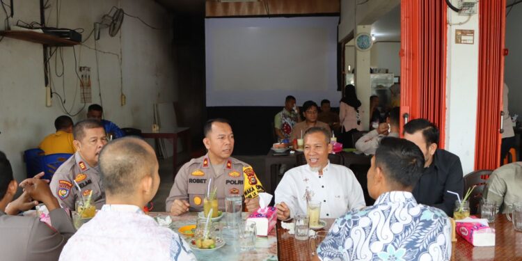 Polres Kuansing Gelar Jum’at Curhat dan Silaturahmi dengan Tokoh Masyarakat dan Tokoh Pemuda Kelurahan Simpang Tiga