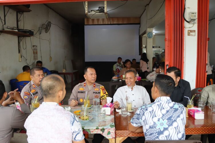 Polres Kuansing Gelar Jum’at Curhat dan Silaturahmi dengan Tokoh Masyarakat dan Tokoh Pemuda Kelurahan Simpang Tiga