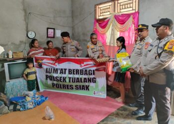 *Berikan Bantuan Sembako Saat Jumat Berkah, Polsek Tualang Kunjungi Anak Yang Menderita Lumpuh di Kp. Ps. Timur*