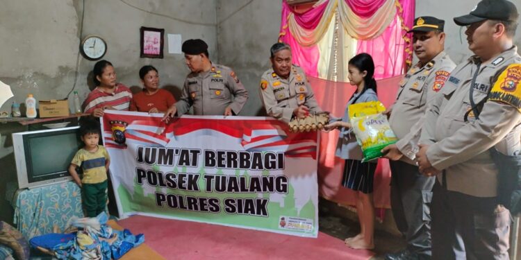 *Berikan Bantuan Sembako Saat Jumat Berkah, Polsek Tualang Kunjungi Anak Yang Menderita Lumpuh di Kp. Ps. Timur*
