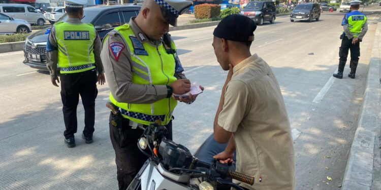 Satlantas Polres Cilegon laksanakan Ops Patuh maung 2024 di simpang PCI Kota Cilegon