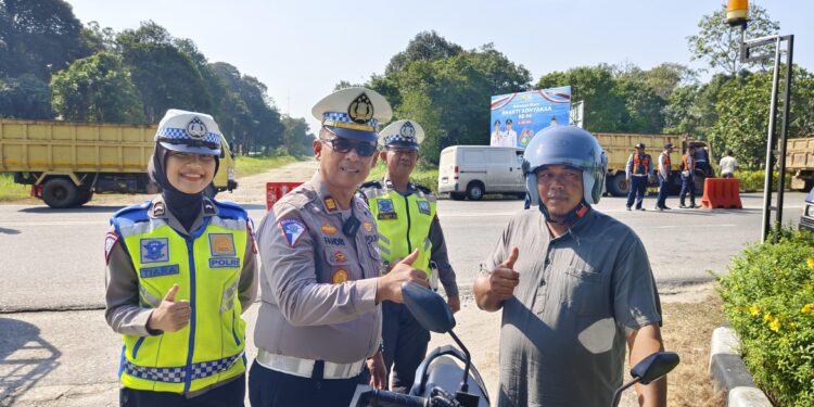 Kasat Lantas Polres Siak AKP Fandri Edukasi Peduli Pengemudi