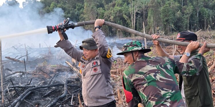 *Dipimpin Langsung Kapolres Siak AKBP Asep Sujarwadi, Tim Gabungan Berhasil Padamkan Api di Tasik Betung*