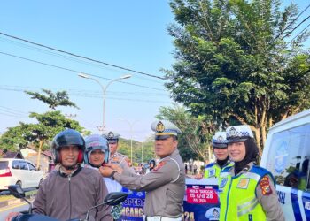 Operasi Patuh LK 2024, Kasat Lantas Polres Inhu Bagi-bagi Helm SNI Gratis