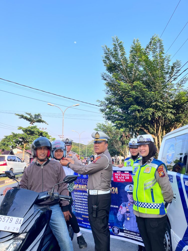 Operasi Patuh LK 2024, Kasat Lantas Polres Inhu Bagi-bagi Helm SNI Gratis