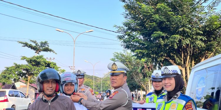 Operasi Patuh LK 2024, Kasat Lantas Polres Inhu Bagi-bagi Helm SNI Gratis