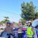 Operasi Patuh LK 2024, Kasat Lantas Polres Inhu Bagi-bagi Helm SNI Gratis