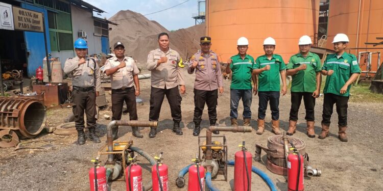 Siaga Karhutla, Polsek Hulu Kuantan cek peralatan damkar perusahaaan yang ada di wilayahnya