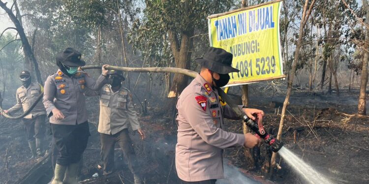 Kapolres Pelalawan Pimpin langsung Pemadaman dan Pendinginan Karhutla di Desa Kuala Terusan Kecamatan Pangkalan Kerinci