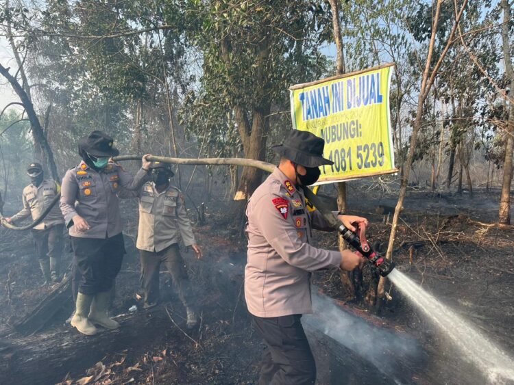 Kapolres Pelalawan Pimpin langsung Pemadaman dan Pendinginan Karhutla di Desa Kuala Terusan Kecamatan Pangkalan Kerinci