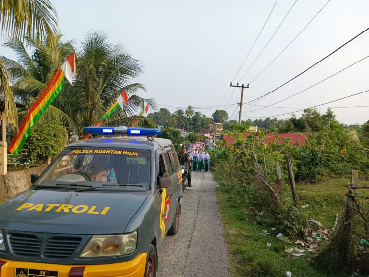 Polsek Kuantan Hilir Gelar Gerak Jalan Santai dalam Rangka HUT RI ke-79 di Kuantan Hilir Seberang