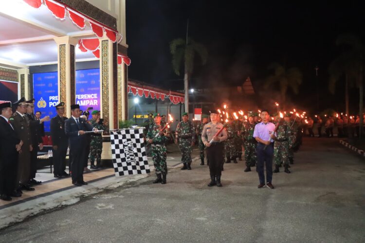 Polres Kampar dan Forkopimda Gelar Upacara Taptu Di Halaman Mapolres Kampar