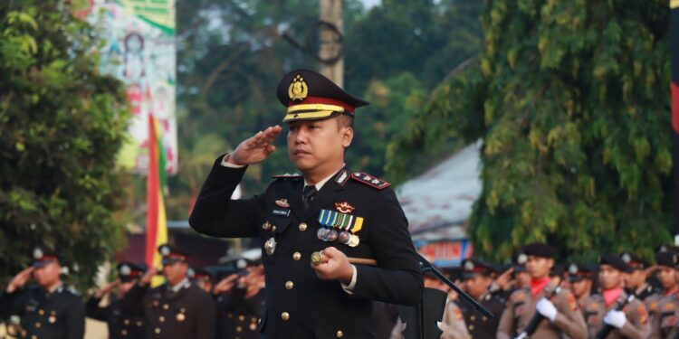 Kapolres Kampar Pimpin Upacara Pengibaran Bendera Merah Putih di HUT RI ke-79