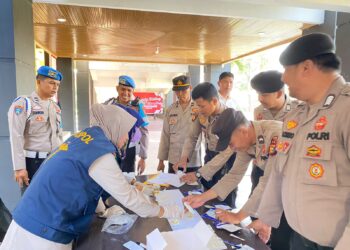 Personil Propam dan Tim Si Dokkes Polres Kuansing Laksanakan Pengecekan Urine Terhadap Personil Polres Kuansing