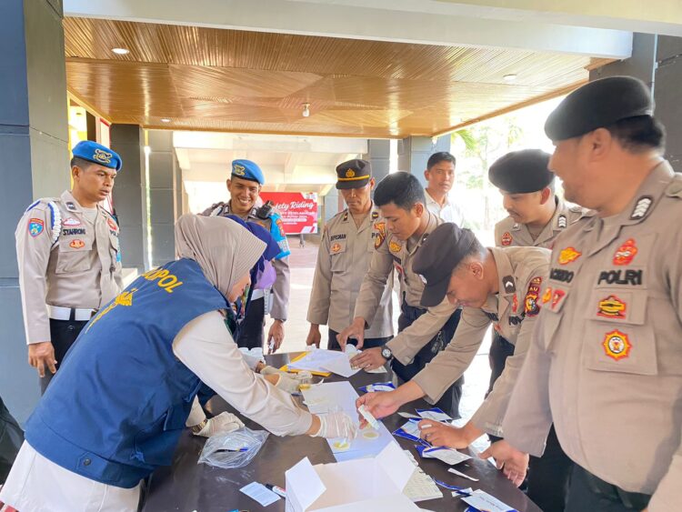 Personil Propam dan Tim Si Dokkes Polres Kuansing Laksanakan Pengecekan Urine Terhadap Personil Polres Kuansing