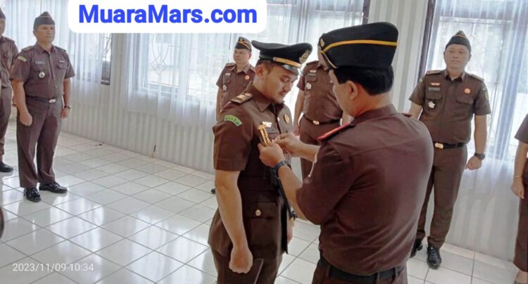 Kejari Inhu Romiyasi, S.H Lantik Muhammad Ulinnuha, SH Sebagai Kasi Intel Inhu