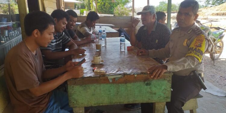 Polsek Logas Tanah Darat Gelar Cooling System Pilkada 2024 Kepada Masyarakat Desa Perhentian Luas