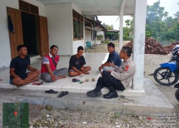 Waspada Berita Hoax, Bhabinkamtibmas Polsek Tapung Door to Door Ke Desa Binaannya