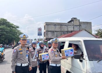 Kasat Lantas Polres Inhu AKP Eri Asman, S.H berikan BANSOS Dalam Rangka HUT LANTAS Ke 69