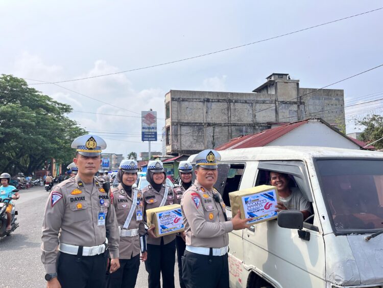 Kasat Lantas Polres Inhu AKP Eri Asman, S.H berikan BANSOS Dalam Rangka HUT LANTAS Ke 69
