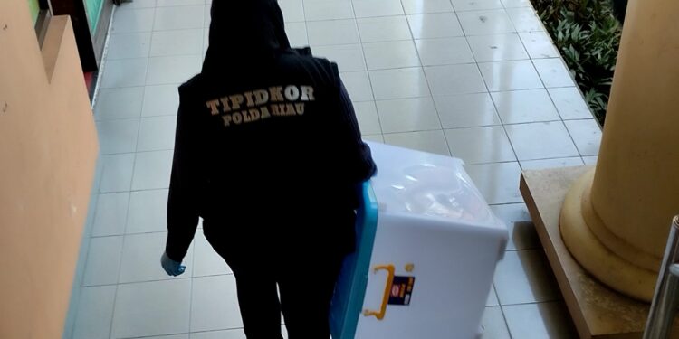 Dirkrimsus Polda Riau Geledah Kantor DPRD Provinsi Riau Terkait SPPD Fiktip