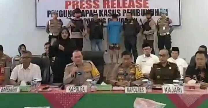 Kapolda Sumbar Konfrensi Pers Penangkapan Pelaku Pembunuhan dan Pemerkosaan Korban NKS Gadis Penjual Gorengan Keliling