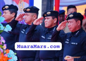 Panglima TNI H Agus Subianto SE MSi Sematkan Brevet Kehormatan Hiu Kencana Kepada Presiden Joko Widodo di atas KRI RJW-992