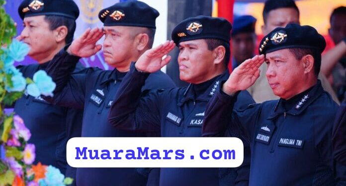 Panglima TNI H Agus Subianto SE MSi Sematkan Brevet Kehormatan Hiu Kencana Kepada Presiden Joko Widodo di atas KRI RJW-992