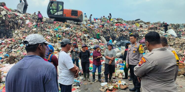 Masif Kegiatan” Polsek Rumbai Cooling System Sambang Warga di TPA Sampah Jelang Pilkada