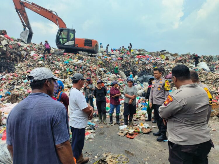 Masif Kegiatan” Polsek Rumbai Cooling System Sambang Warga di TPA Sampah Jelang Pilkada