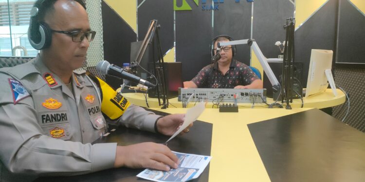 Kasatlantas Polres Siak Sosialisasi Keselamatan Lalu Lintas Melalui Saluran Radio