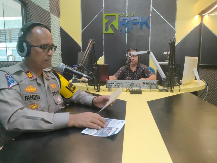 Kasatlantas Polres Siak Sosialisasi Keselamatan Lalu Lintas Melalui Saluran Radio