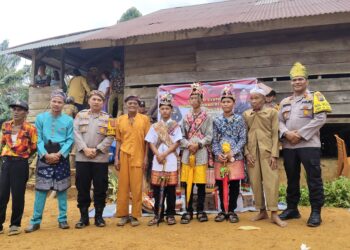 Damai Polres Inhu di “Gawai Kebatin” Warga Desa Talang Mamak