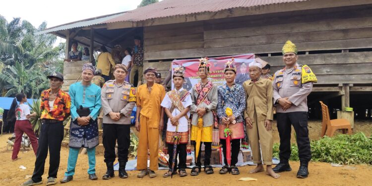 Damai Polres Inhu di “Gawai Kebatin” Warga Desa Talang Mamak